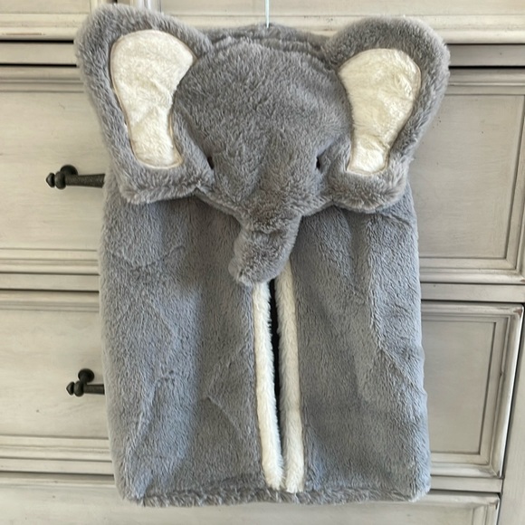 Gray elephant diaper holder, 2  changing table mattress covers & basinette sheet - Picture 1 of 9